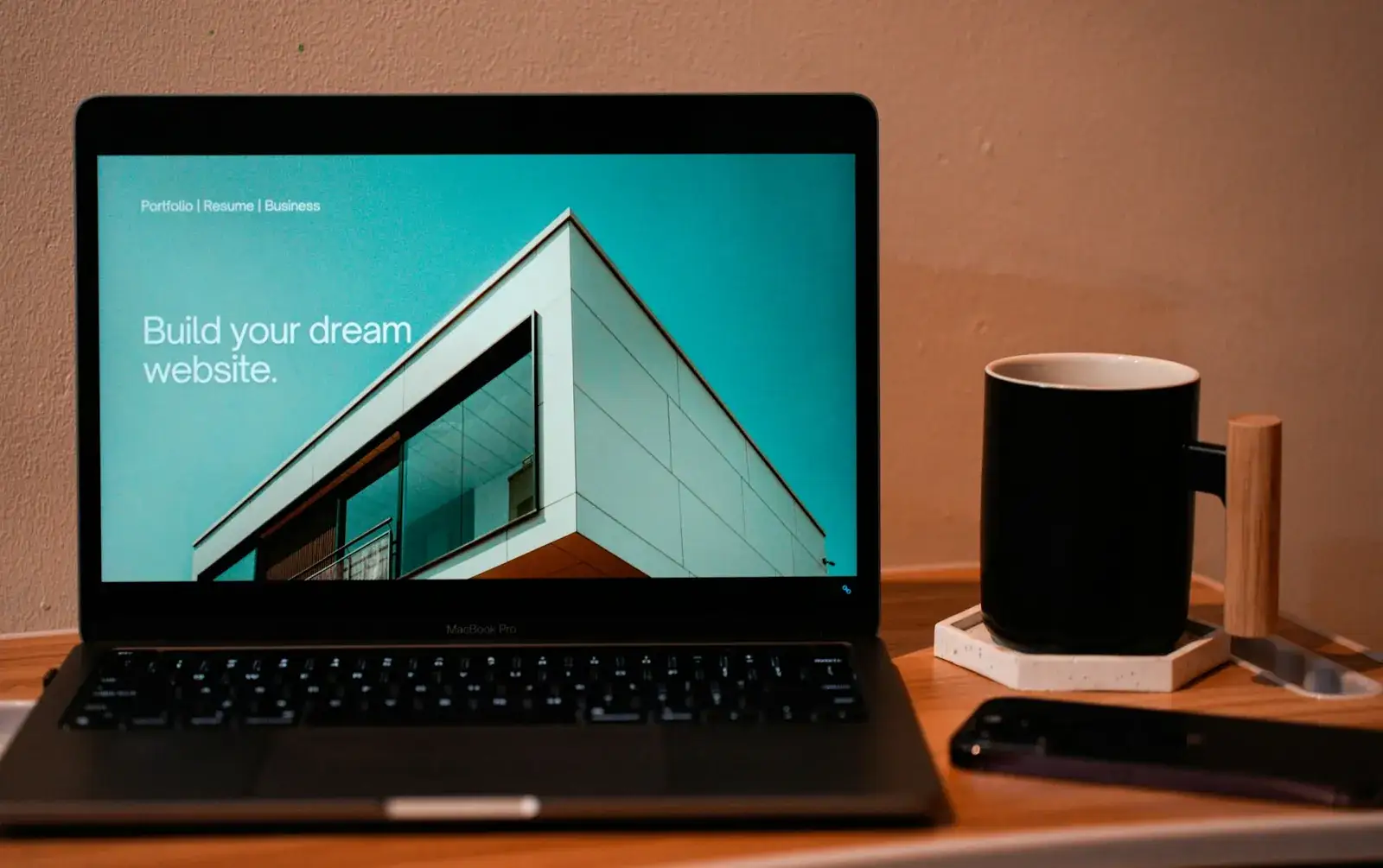 Ordinateur portable affichant la page d’accueil d’un site internet, sur un bureau