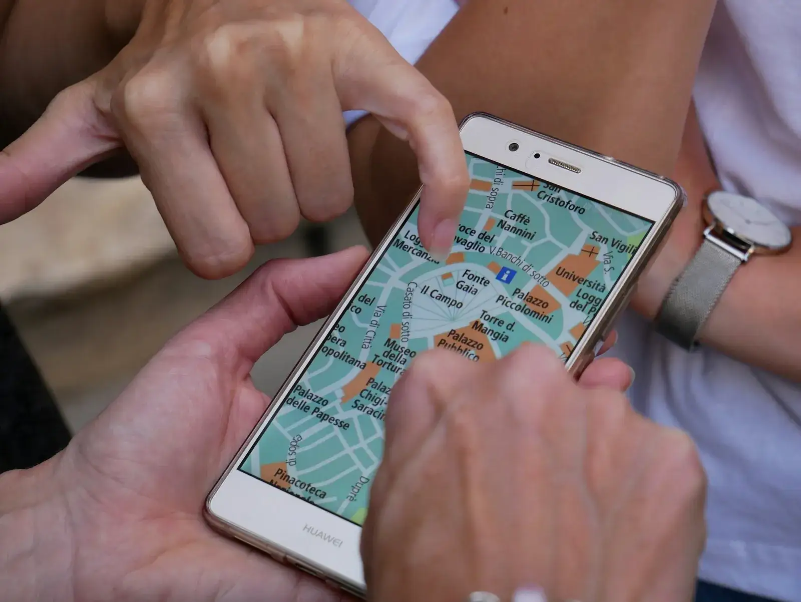 Mains consultant une carte sur un smartphone