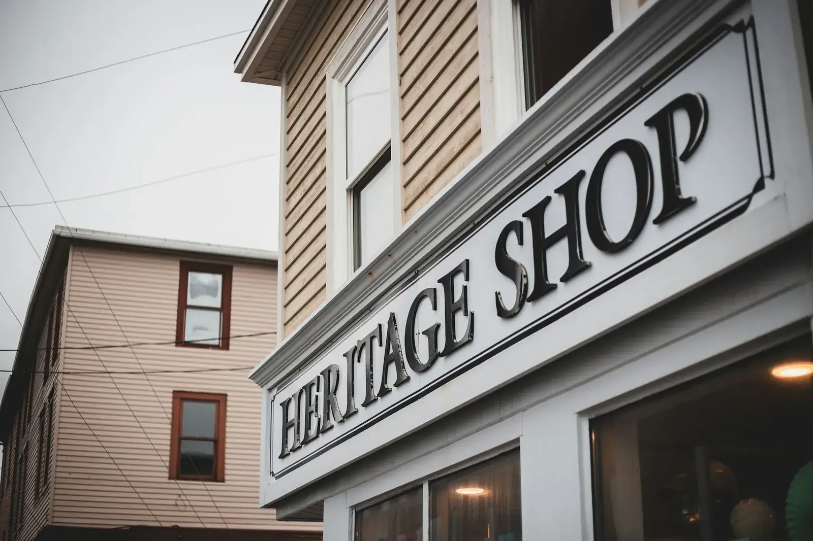Grandes lettres en relief « Heritage Shop » sur la façade d’une boutique